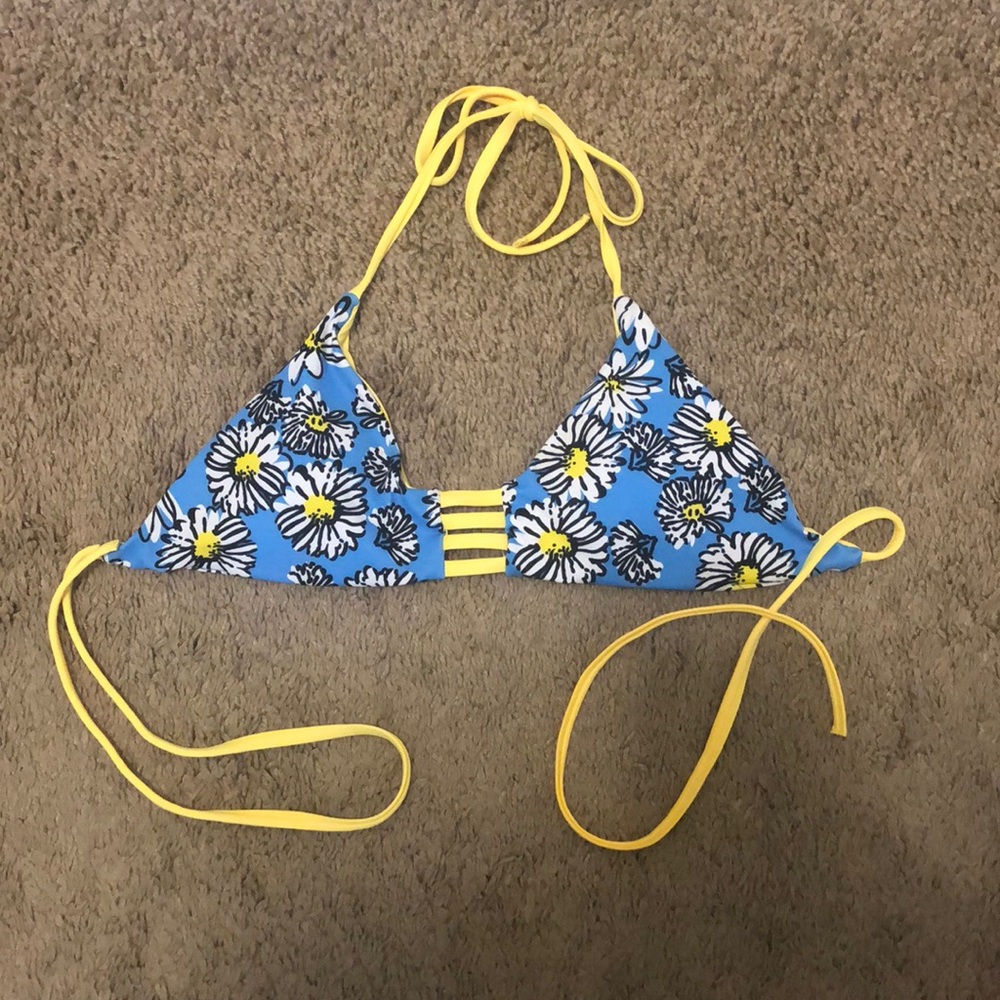 very CUTE daisy printed bikini top
